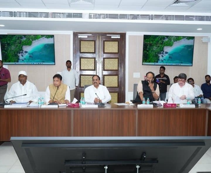 ఉమ్మడి కరీంనగర్ అభివృద్ధిపై సమీక్ష