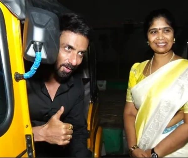 నిరుపేదలకు ఆటోలు, అంబులెన్స్ పంపిణీ చేసిన సోనూసూద్