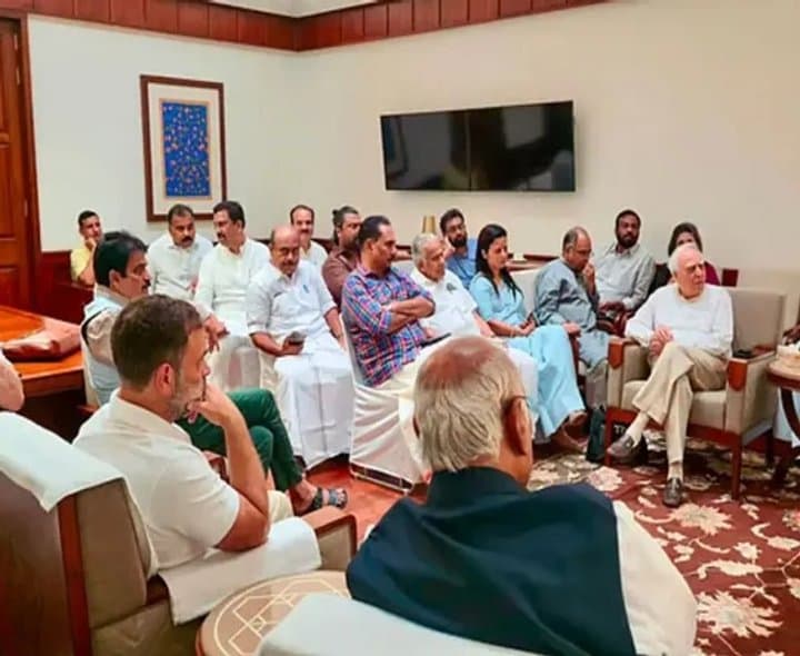 పది నుంచి ఎంపీలకు విప్ జారీ