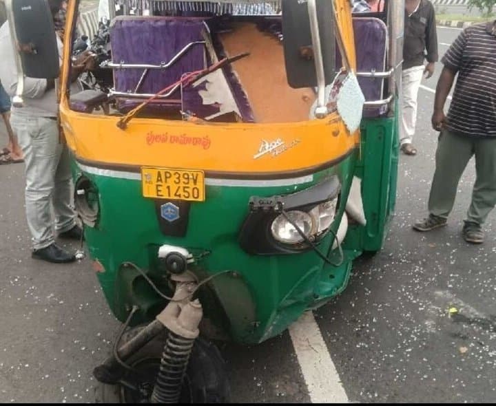 తాళ్లమూడి బ్రిడ్జి వద్ద బస్సు ఢీ.. ఐదుగురికి గాయాలు
