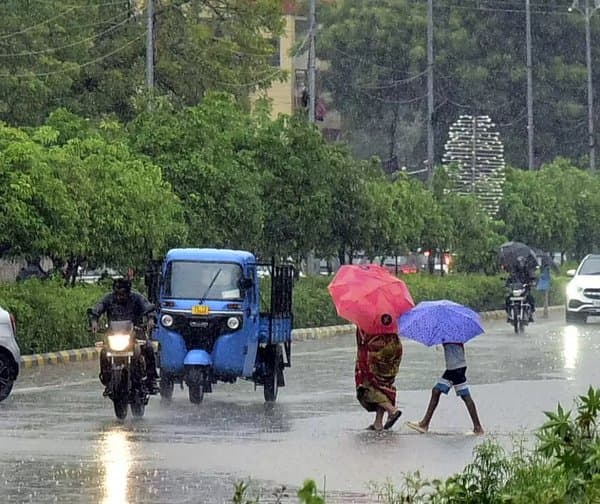 హైదరాబాద్‌లో వాన: చల్లబడిన వాతావరణం