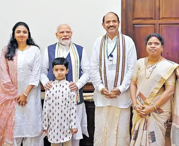 మోదీకి చేనేత కానుకలు అందజేత
