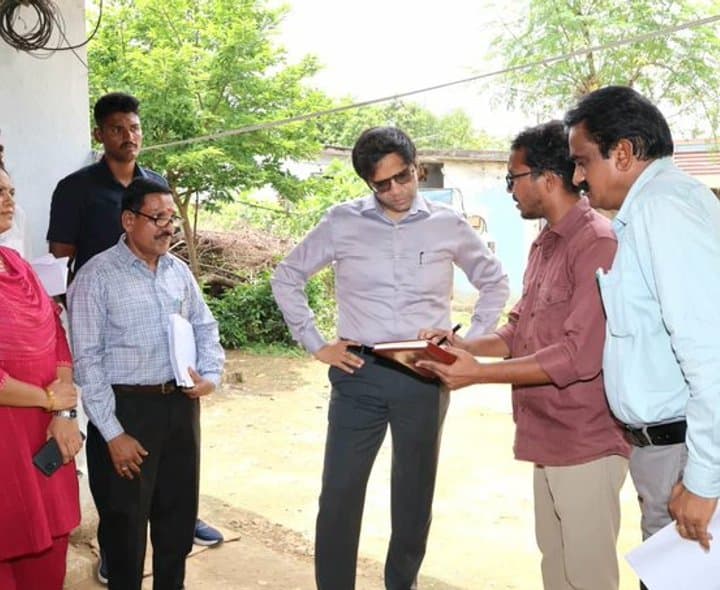 ఇందిరమ్మ సర్వేను పరిశీలించిన కలెక్టర్ - gallery image 2