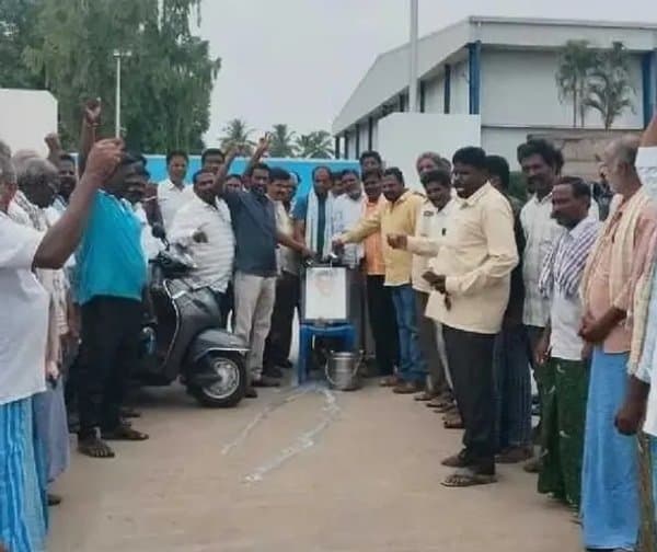 జైన్ ఫ్యాక్టరీ వద్ద సీఎం చంద్రబాబు చిత్రపటానికి పాలాభిషేకం