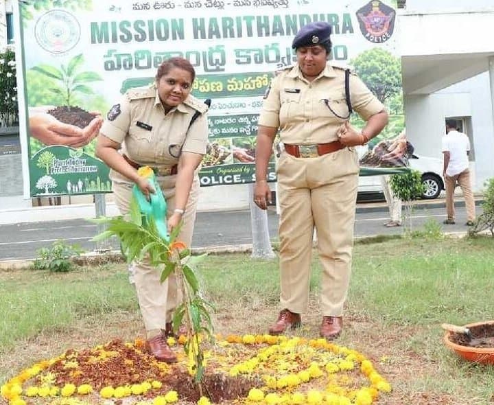 పోలీసు శాఖ ఆధ్వర్యంలో మొక్కలు నాటే కార్యక్రమం