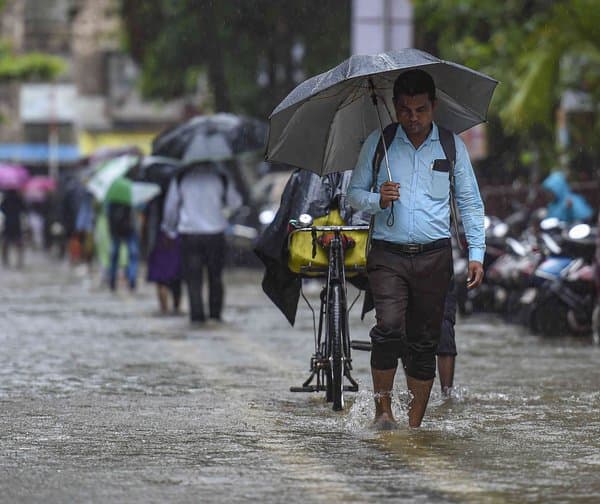 భారీ వర్షాలకు జలమయమైన ముంబై