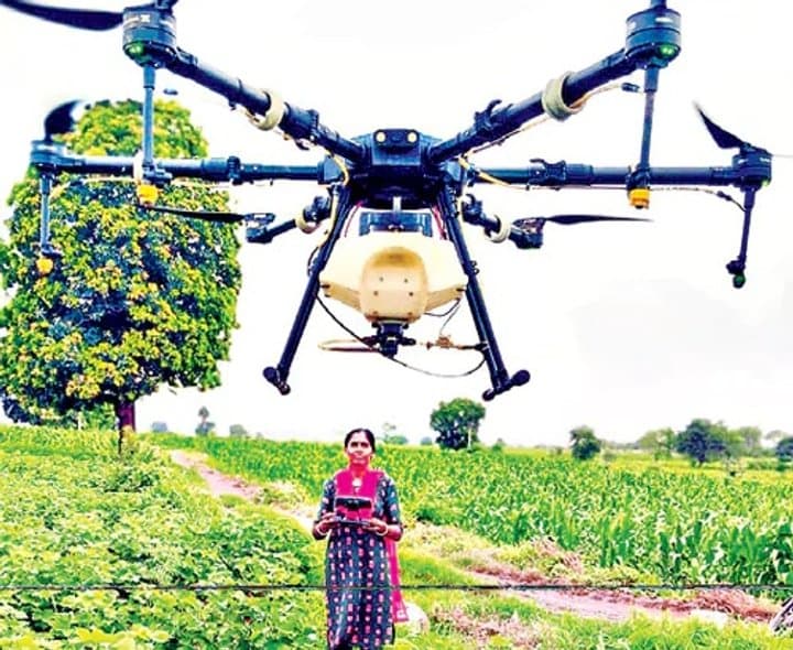 డ్రోన్‌తో 2,500 ఎకరాల్లో పంటలకు మందుల పిచికారీ