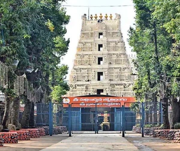 శ్రీశైలంలో స్పర్శ దర్శనాలు నిలుపుదల