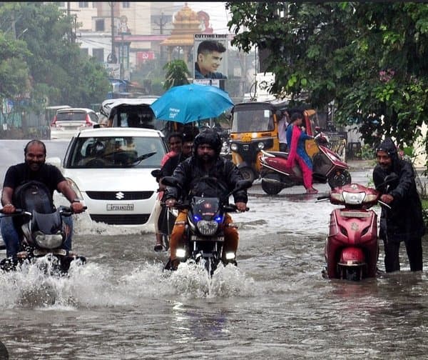 ఏపీలో భారీ వర్షాలు: బ్యారేజీ గేట్లు ఎత్తివేత!