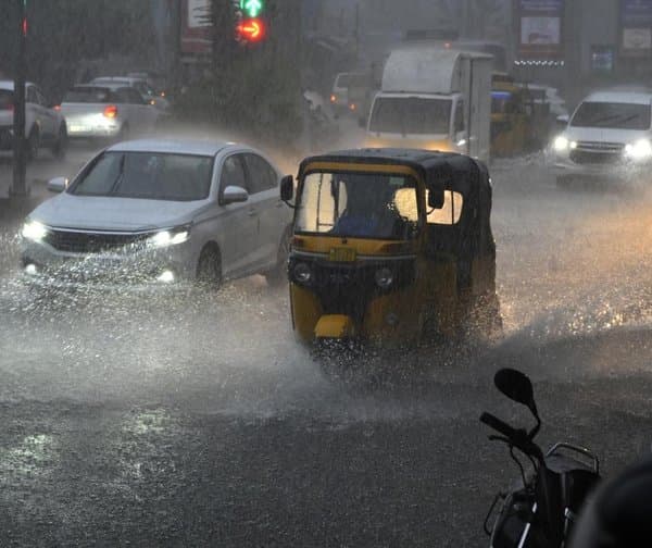 హైదరాబాద్‌లో వర్షాలు: చల్లబడిన వాతావరణం