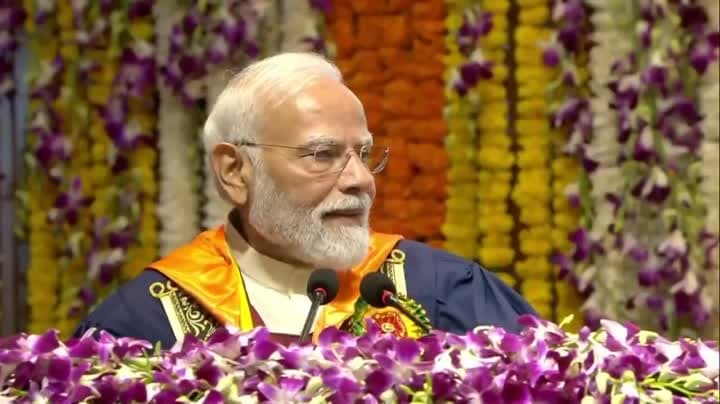 ఐఐటీ ఢిల్లీలో మోదీ సరదా వ్యాఖ్యలు: నేను బాబా బాగేశ్వర్ కాదు