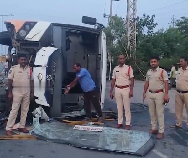 ఆర్టీసీ సూపర్ లగ్జరీ బస్సు బోల్తా