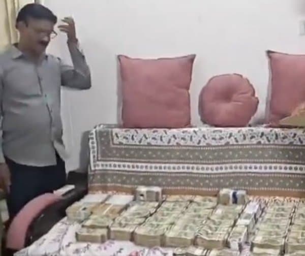 అధికారి ఇంట్లో ఏసీబీ నోట్ల కట్టలు
