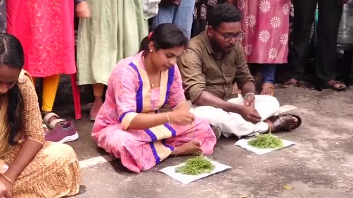 కేరళలో పీఎస్సీ ర్యాంకర్ల వినూత్న నిరసన