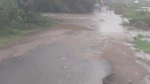 వాగు ఉధృతితో నిలిచిపోయిన రాకపోకలు
