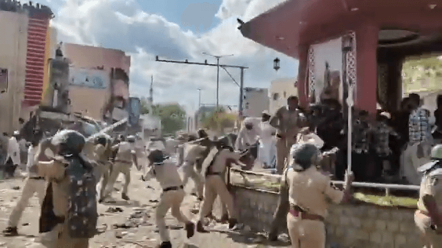 కడపలో ఉద్రిక్తత: సర్కిల్ పేరుపై వివాదం.. రాళ్లదాడి, లాఠీఛార్జ్!