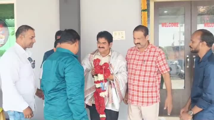 ఎమ్మెల్యే నల్లమిల్లి ని సత్కరించిన ప్రైవేట్ స్కూల్స్ యాజమాన్యం