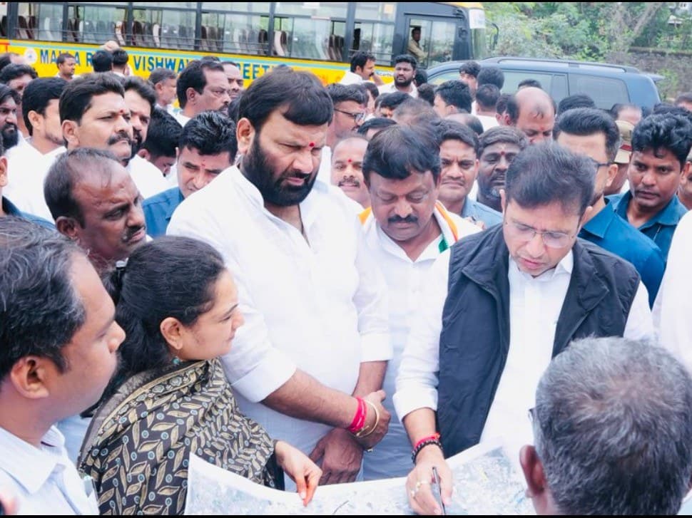 కుత్బుల్లాపూర్‌లో రూ.270 కోట్ల రహదారి పనులపై మంత్రి శ్రీధర్ బాబు సమీక్ష.