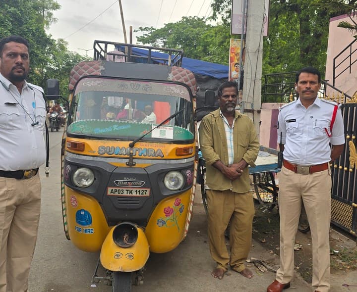 ఓవర్‌లోడ్ ఆటోపై ట్రాఫిక్ పోలీసుల చర్య