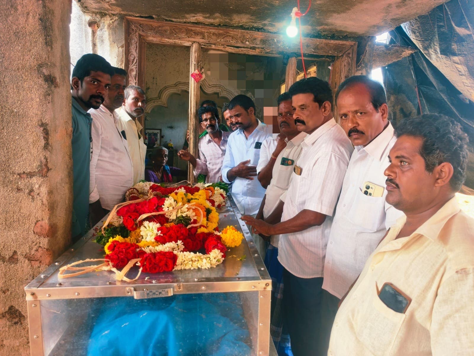 ఎర్రక్క మృతదేహానికి నివాళులర్పించిన టిడిపి నాయకులు