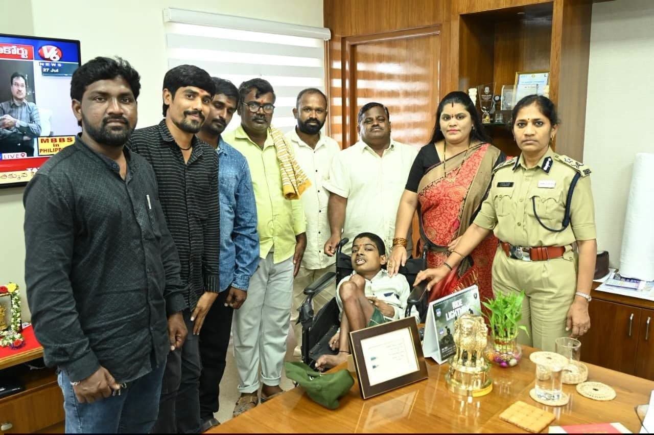 దివ్యాంగ బాలుడి పోలీస్ అధికారి కలను నెరవేర్చిన సీపీ సుమతి బదుగుల