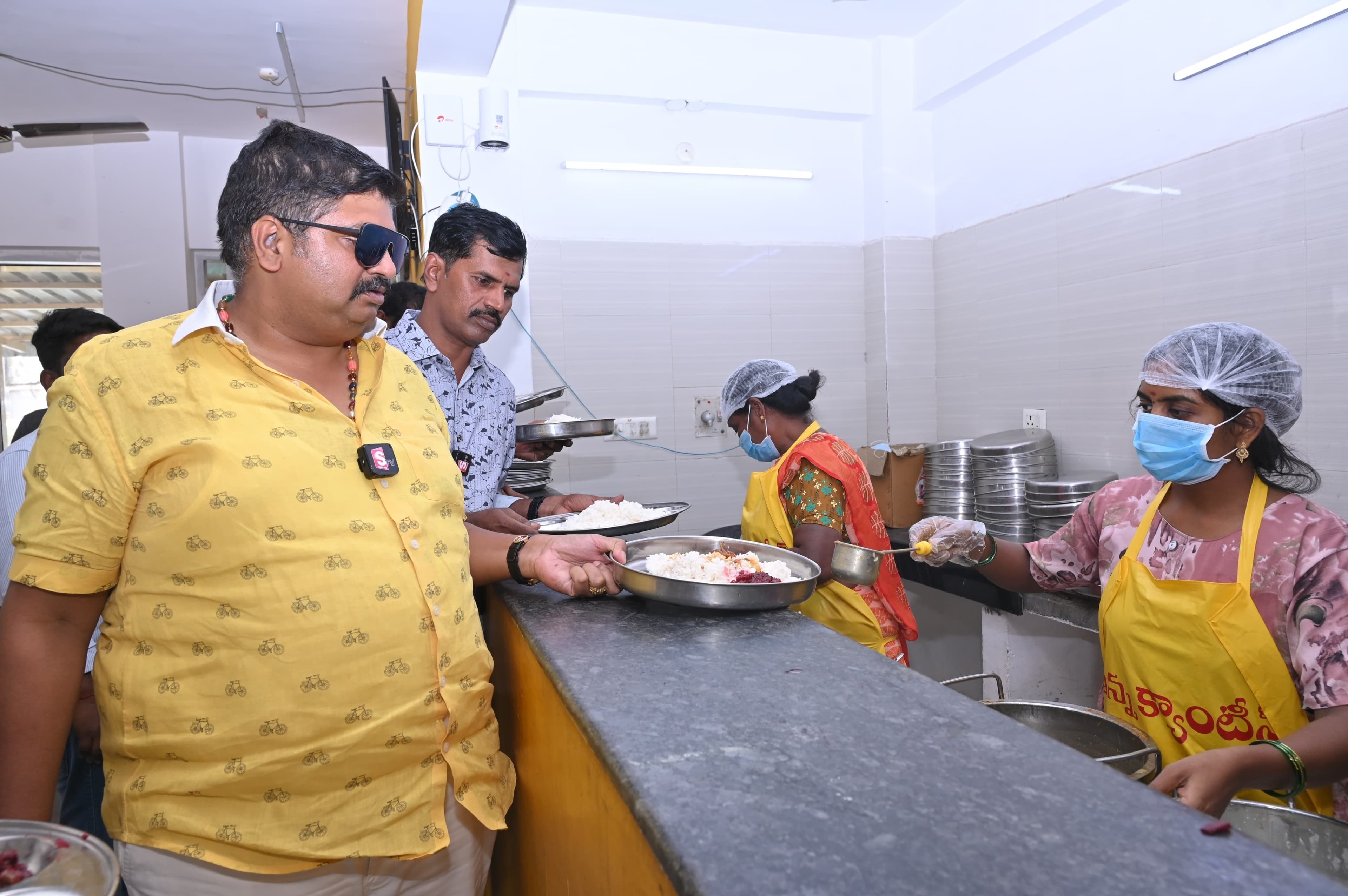అన్నా క్యాంటీన్‌లో ఎమ్మెల్యే గురజాల జగన్ మోహన్ భోజనం