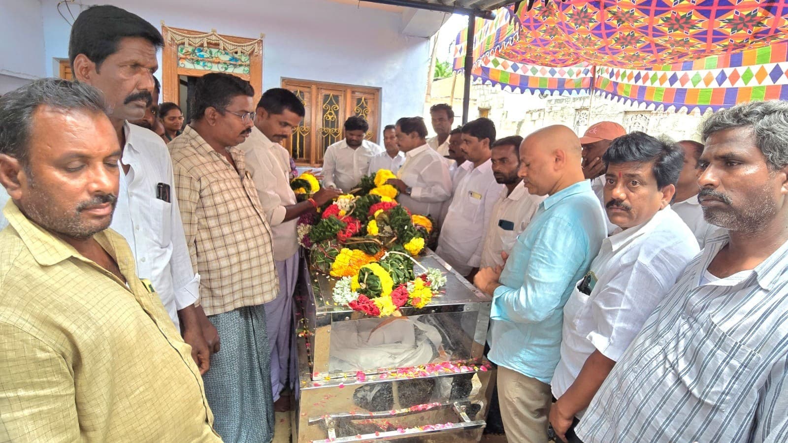 చెంగారెడ్డి మృతదేహానికి నివాళులర్పించిన మాజీ డిప్యూటీ సీఎం