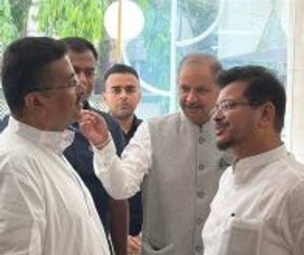బెంగాల్ రాజకీయాల్లో కుదుపు: సీఎంతో టీఎంసీ ఎమ్మెల్యే భేటీ