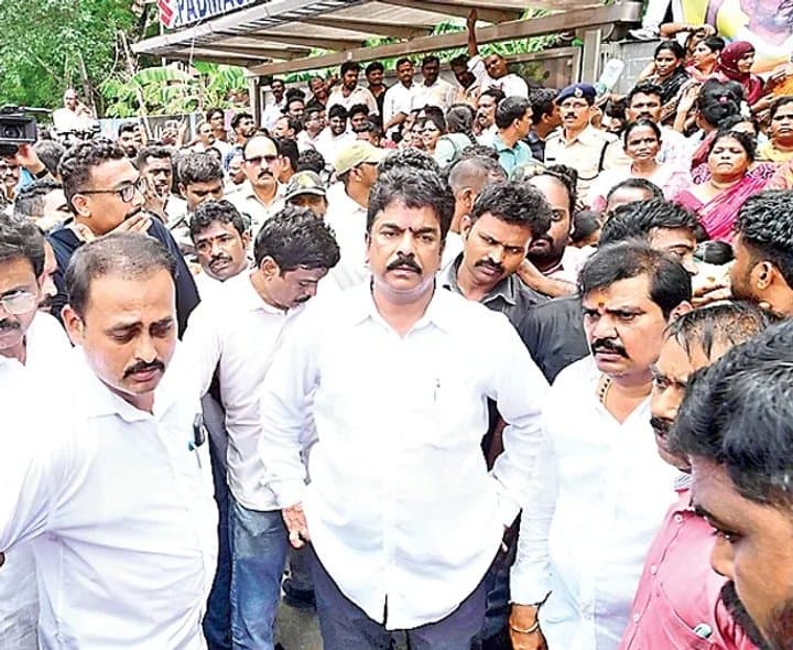 విజయవాడలో తెదేపా-వైకాపా ఘర్షణ