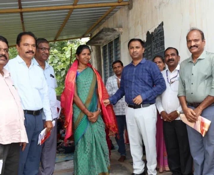 టీచర్ చొరవకు స్పందన.. పాఠశాలకు రూ.30 లక్షలు