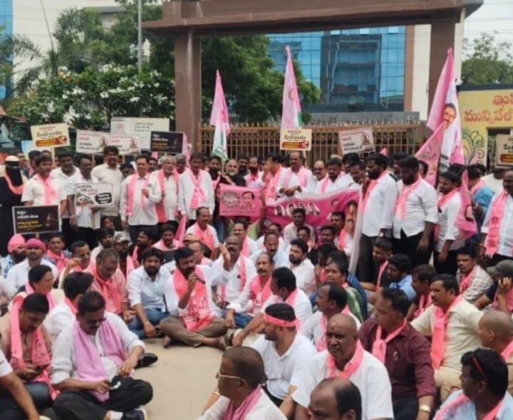 ఖమ్మం కార్పొరేషన్ ఎదుట బీఆర్ఎస్ నిరసన
