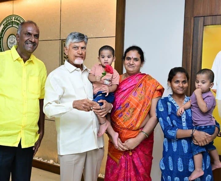 చంద్రబాబును కలిసిన జయశంకర్ నాయుడు కుటుంబం