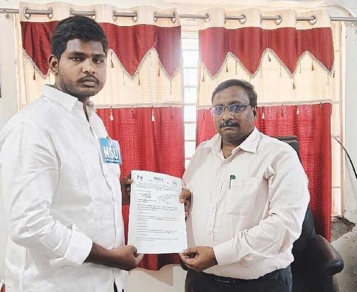 ప్రైవేట్ పాఠశాలపై డీఈవోకు ఫిర్యాదు