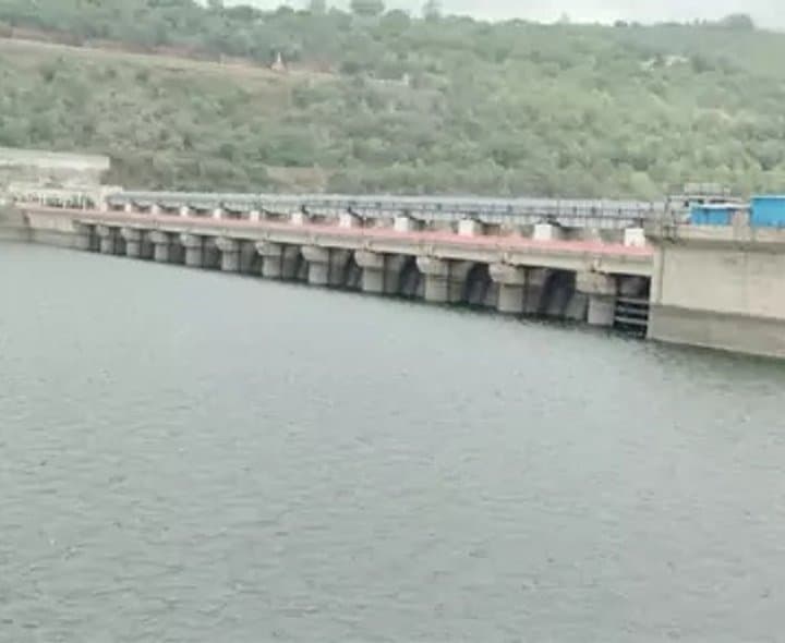శ్రీశైలానికి కొనసాగుతున్న వరద