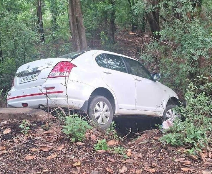 ఎస్వీయూలో మురికి కాలువలోకి దూసుకెళ్లిన కారు