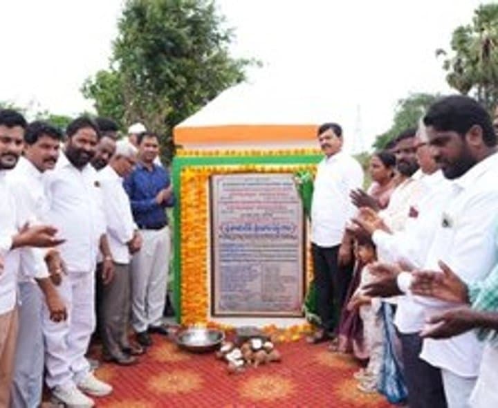 పాలేరులో బీటీ రోడ్డు పనులకు మంత్రి శంకుస్థాపన