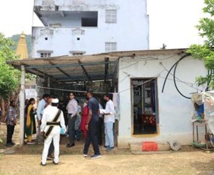 ఇందిరమ్మ సర్వేను పరిశీలించిన కలెక్టర్