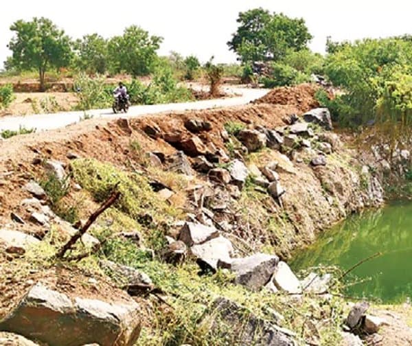 రహదారి అంచున పెను ప్రమాదం