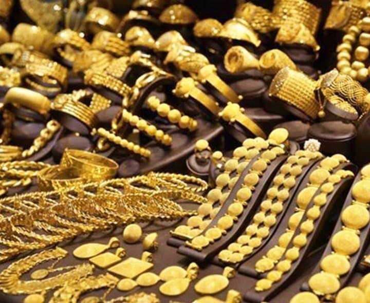 స్వల్పంగా తగ్గిన బంగారం ధరలు