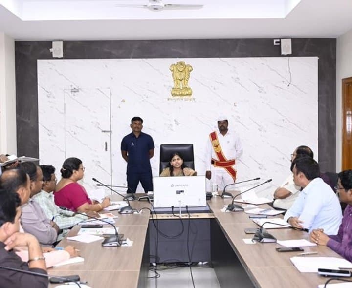 స్వాతంత్ర వేడుకల ఏర్పాట్లపై కలెక్టర్ సమీక్ష