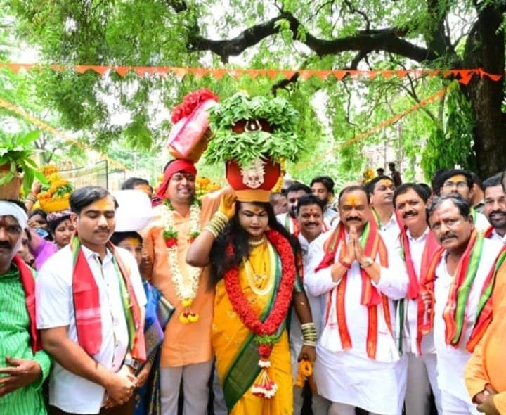 నవదుర్గ ఆలయంలో బోనాలు
