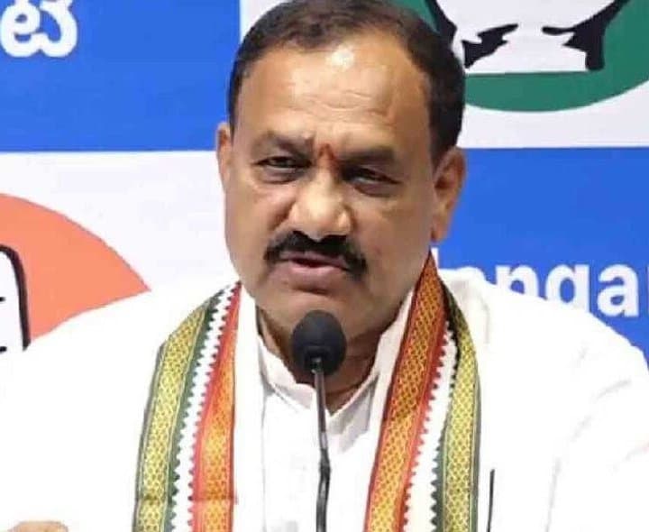 మహేశ్ గౌడ్కు హరీశ్రావు నోటీసులు