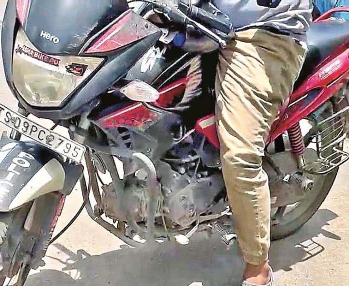 పోలీసు వాహనంతో ర్యాపిడో