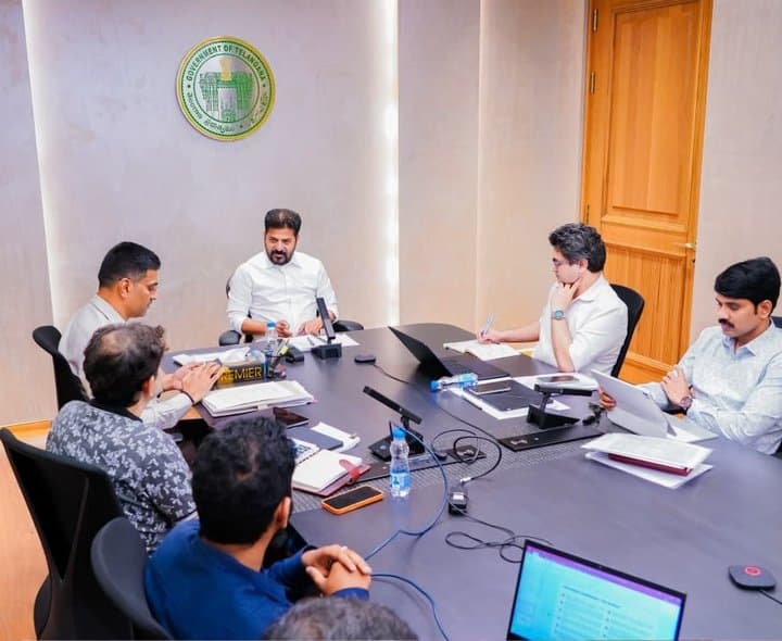 హైదరాబాద్ రోడ్ల అభివృద్ధిపై సీఎం రేవంత్ సమీక్ష