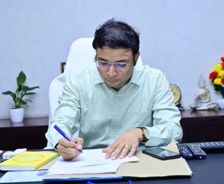ఇన్ఛార్జి కలెక్టర్గా భవేష్ మిశ్రా