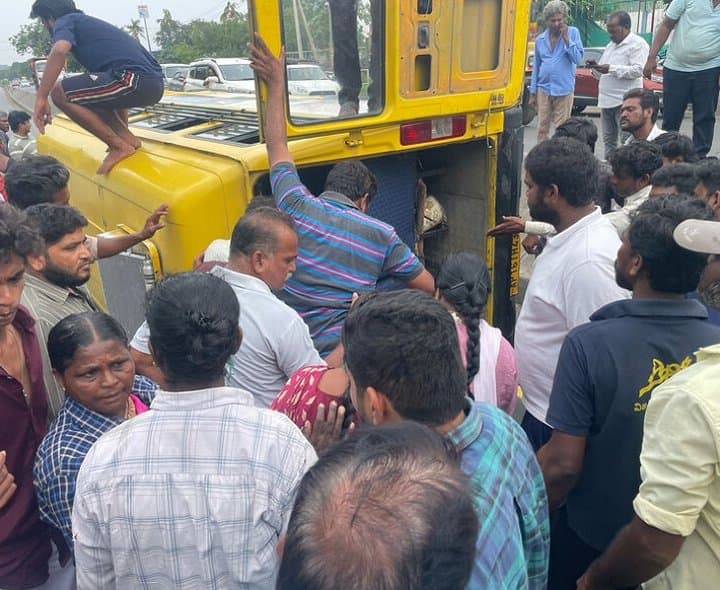 విద్యార్థులతో వెళ్తున్న బస్సుకు ప్రమాదం