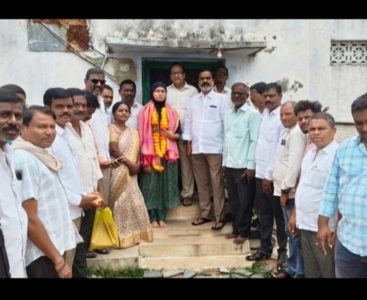 నీట్ ర్యాంకర్ ను సన్మానించిన మాజీ ఎమ్మెల్యే చిట్టెం రామ్మోహన్ రెడ్డి