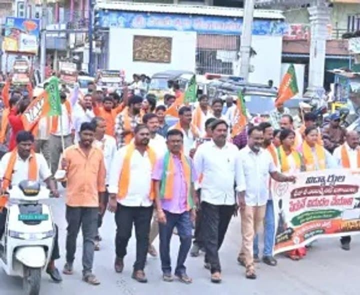 ఫీజు రీయింబర్స్మెంట్ బకాయిలపై విద్యార్థుల ర్యాలీ