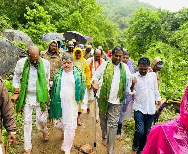 పౌర్ణమి రోజున వర్షంలోనూ కొండగట్టు గిరి ప్రదక్షిణలో పాల్గొన్న మంత్రులు