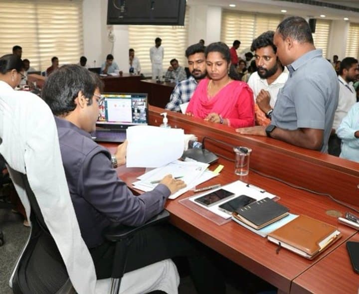 ప్రజావాణి వినతులను గడువులోగా పరిష్కరించాలి: కలెక్టర్